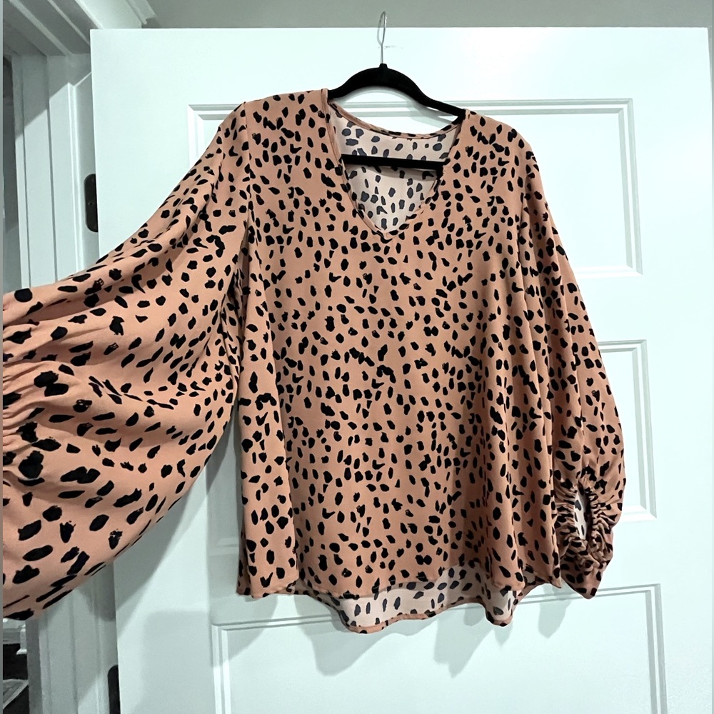 Women’s balloon sleeve blouse.